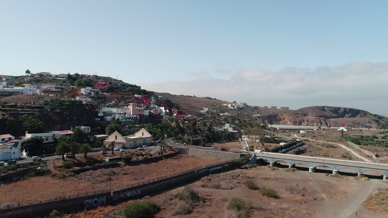 Vista aerea di una colorata città collinare con autostrada e ponte
