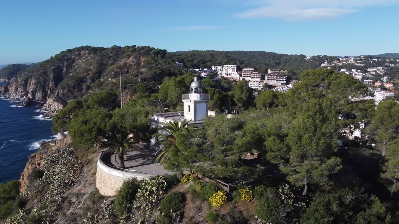 바다 위 의 바위 산 에 위치한 오래된 교회