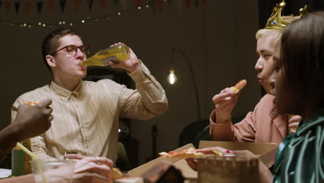 amigos comiendo pizza.