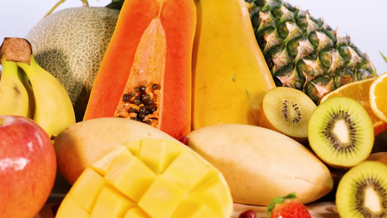 una vibrante exhibición de varias frutas frescas