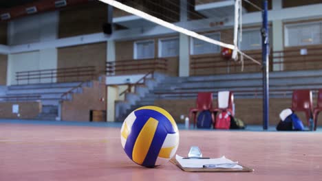 Volleyball-Und-Zwischenablage-Auf-Dem-Platz-4k