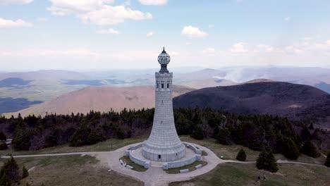 imágenes aéreas de la torre conmemorativa de guerra en la cumbre del monte