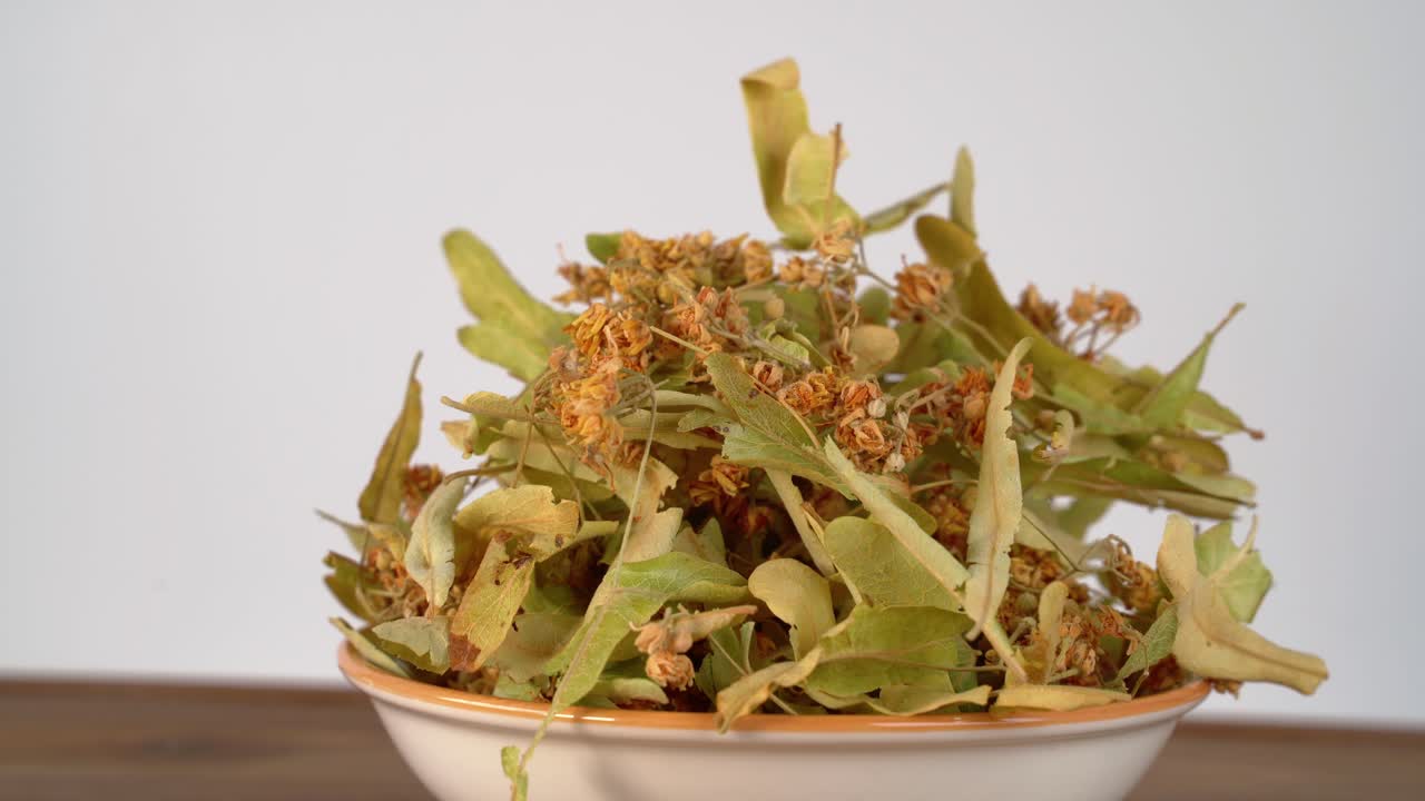 té de flor turca de tilo orgánico en un tazón