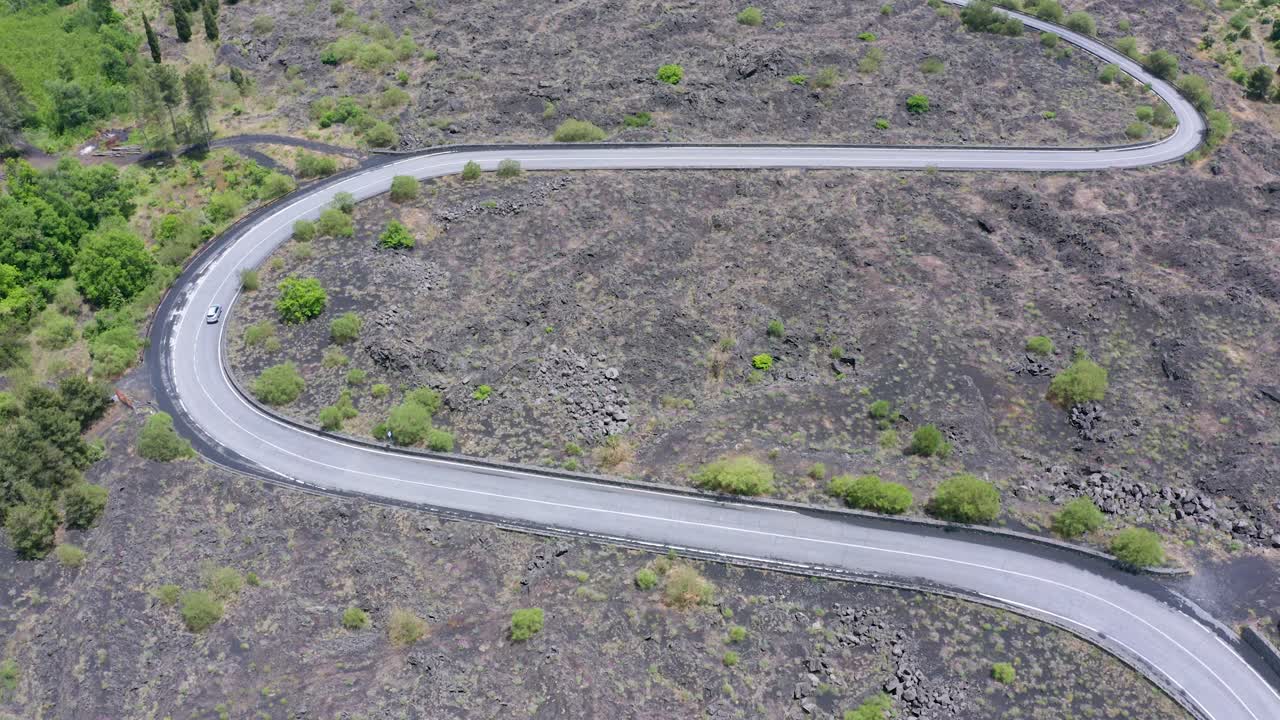 drone volando por encima de la carretera al volcán etna en italia