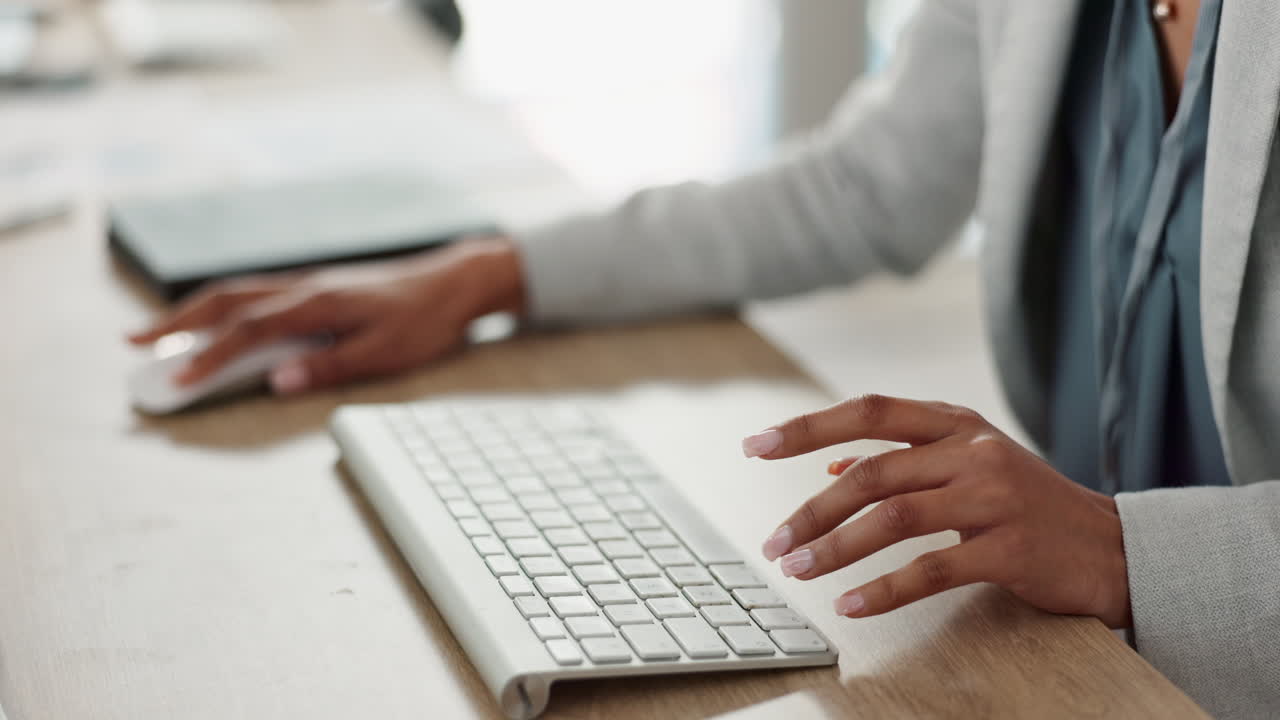 pessoa de negócios, teclado e mãos para close-up