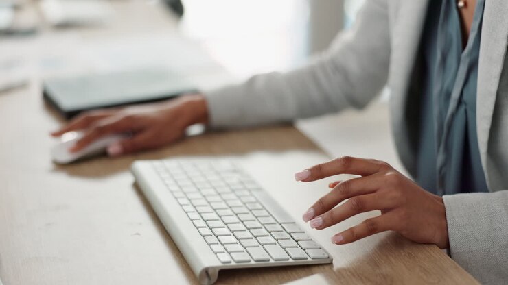 Geschäftsperson, Tastatur und Hände in Nahaufnahme