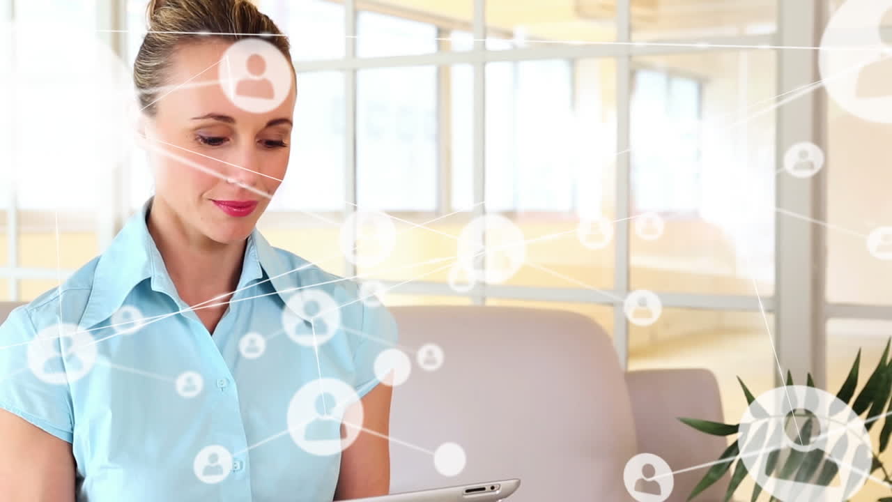 animación de iconos de perfil conectados sobre una mujer de negocios caucásica sonriente trabajando en una tableta digital