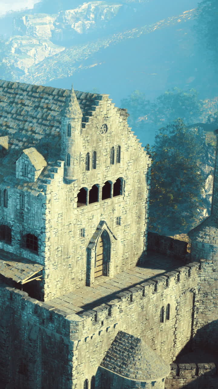 Maestoso antico castello in pietra immerso in un paesaggio sereno all'alba