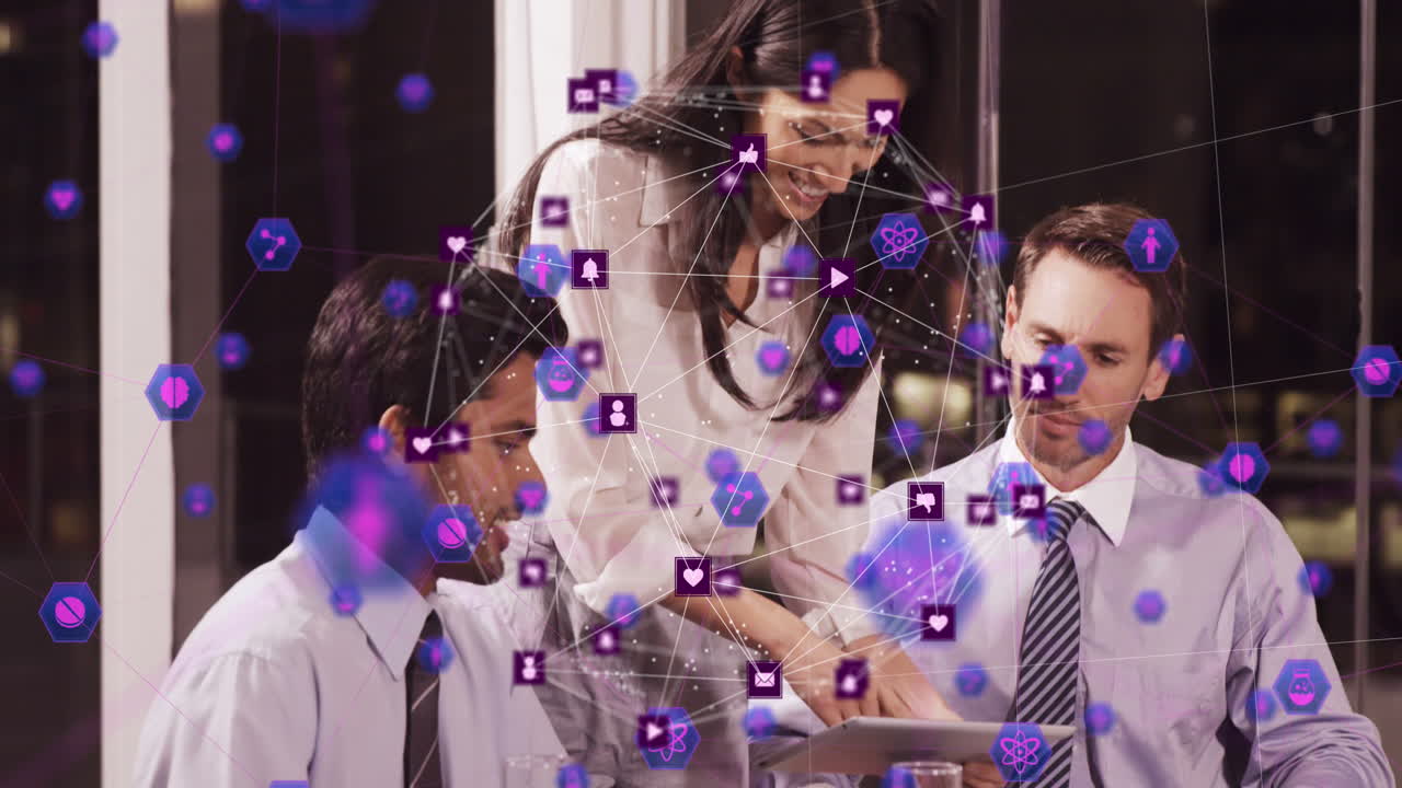 animación de la red de conexiones entre diversas personas de negocios en la oficina