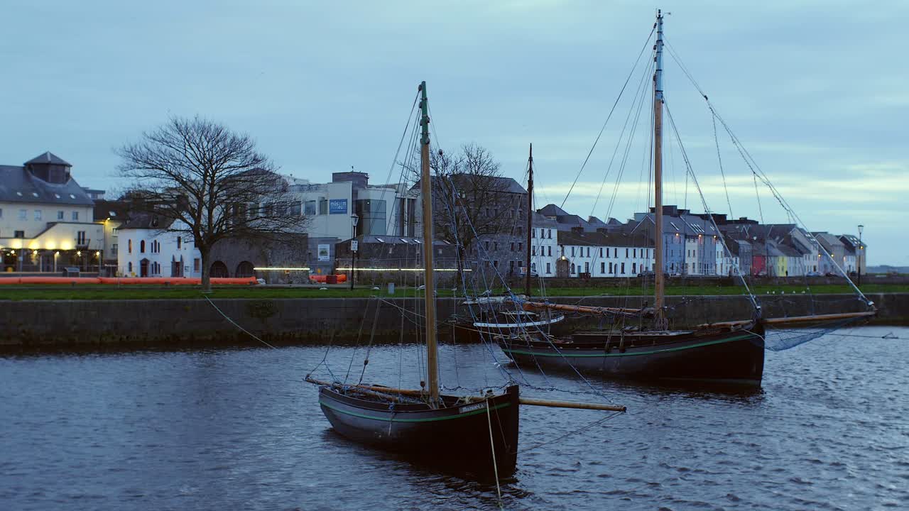 tomada dinámica con prostitutas de galway amarradas en el puerto de claddagh