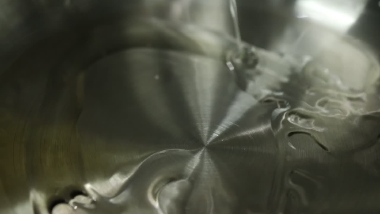 un jefe pone aceite en un plato, disparo de cerca, insertar disparo