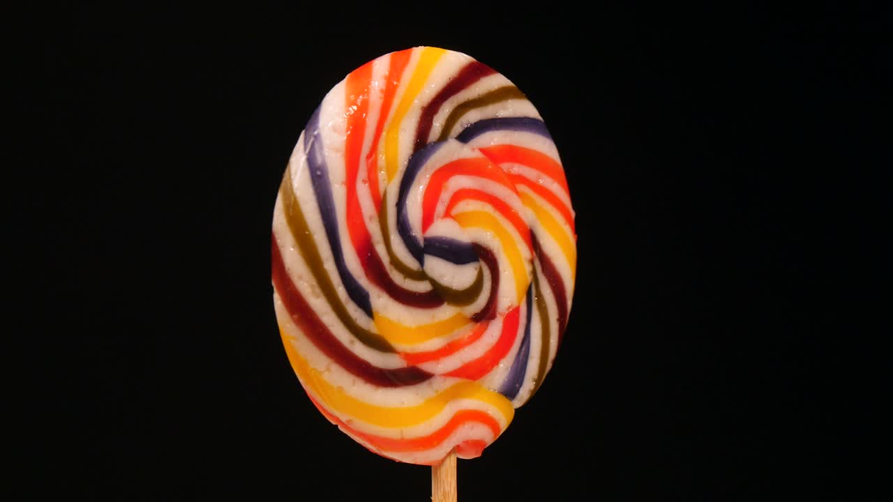 Lecca-lecca a spirale colorato in rotazione