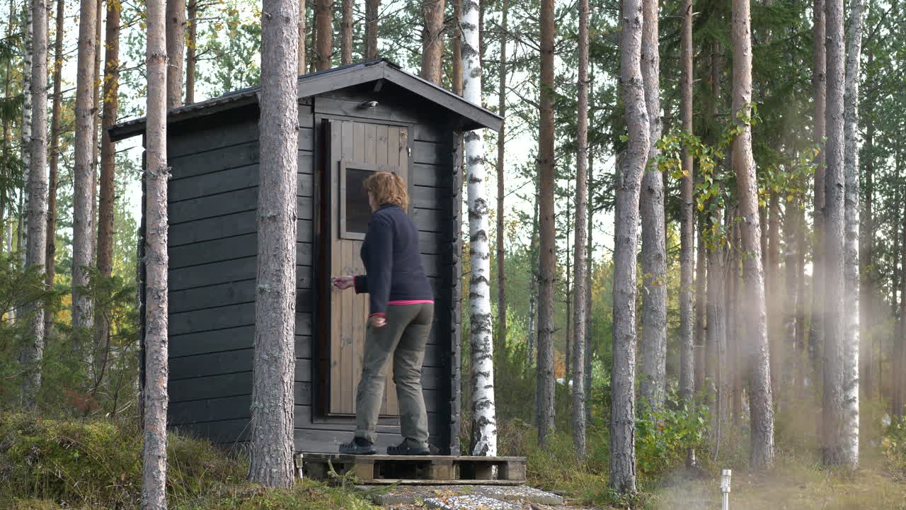 exterior de mujer caminando hacia el baño al aire libre, escena rural
