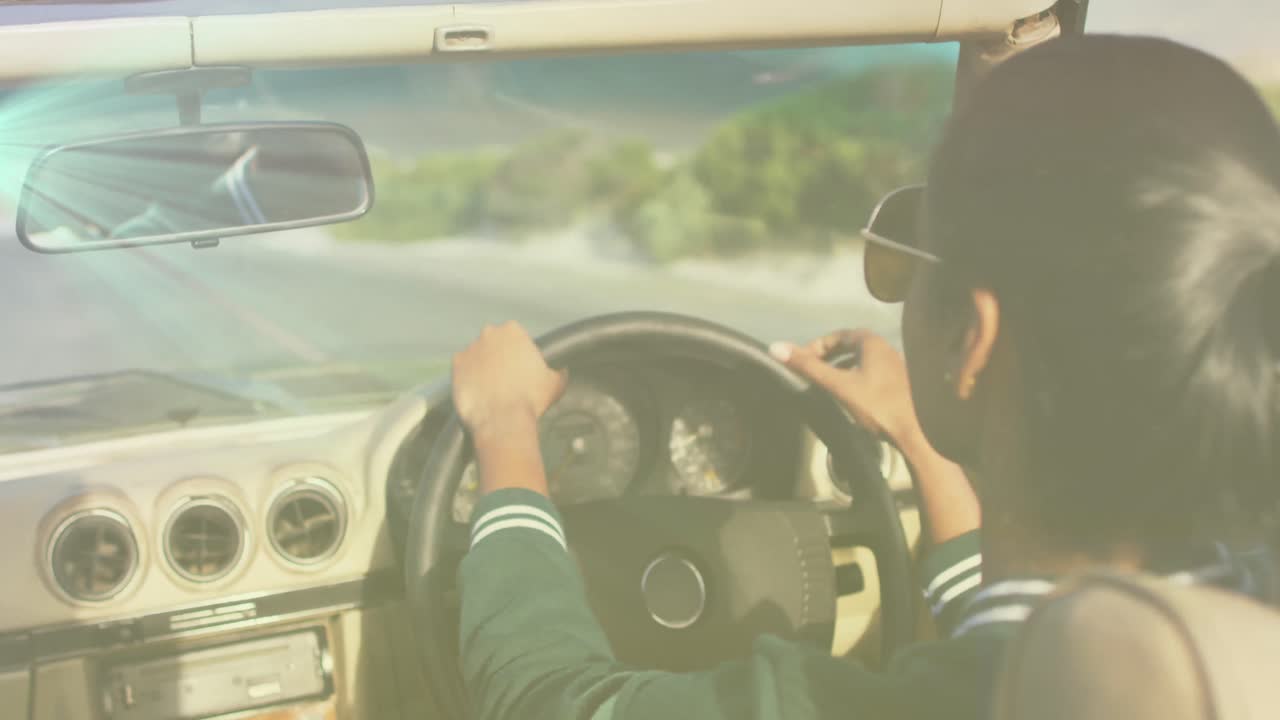 안경을 쓴 두 인종의 여성이 캐브리올레를 운전하는 애니메이션