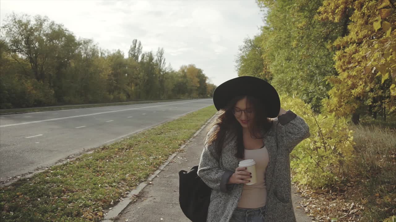 женщина наслаждается кофе в осеннем парке