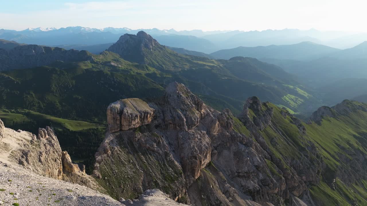 돌로미트 산맥 의 공중 촬영, 부드러운  ⁇ 빛 에  ⁇ 여 있는  ⁇ 은 바위 형태 를 드러내고, 아래 에 푸른 계곡 과  ⁇ 은 하늘 을 배경 으로