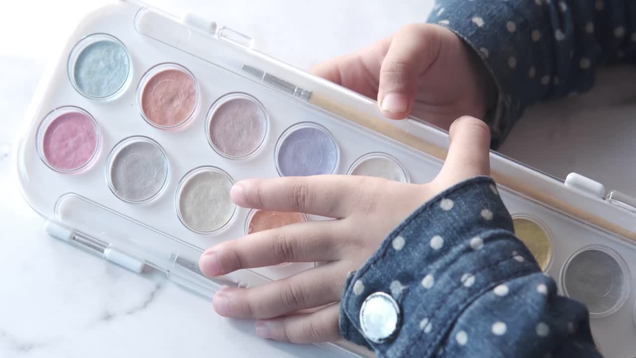 아이가 수채화로 그림을 그리는 것