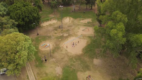 Vista-De-Drones-En-Cámara-Lenta-De-4k-30fps-De-Niños-Jugando-Con-Hamacas-En-El-Parque---Tiro-Panorámico