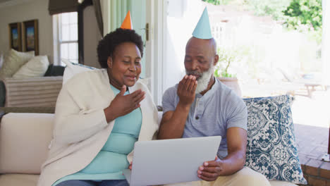 Feliz-Pareja-Afroamericana-Senior-Con-Sombreros-De-Fiesta