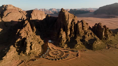 Campings-De-Lujo-Entre-Imponentes-Montañas-En-El-Campamento-De-Lujo-De-Memories-Aicha-En-Wadi-Rum,-Jordania