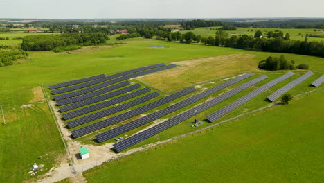 Granja-De-Células-Fotovoltaicas-En-Un-Pueblo-Rural-Cerca-De-Zielenica-En-El-Norte-De-Polonia