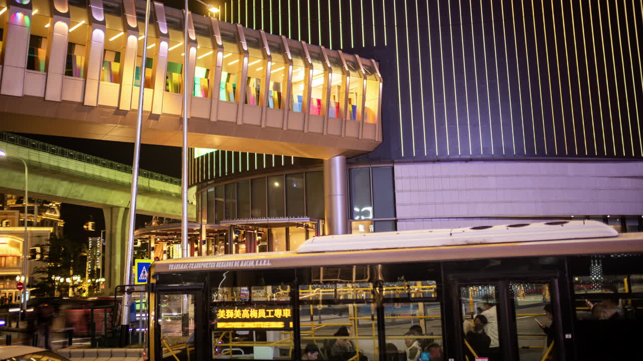 Lapso de tiempo de un edificio urbano moderno y tráfico de noche