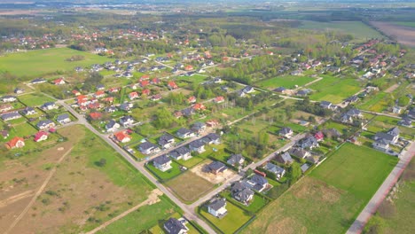 Luftaufnahme-Eines-Dorfes-Mit-Häusern,-Wohndrohne,-Oben,-Ansicht-Eines-Immobilienmaklers-Mit-Blauem-Sommerhimmel