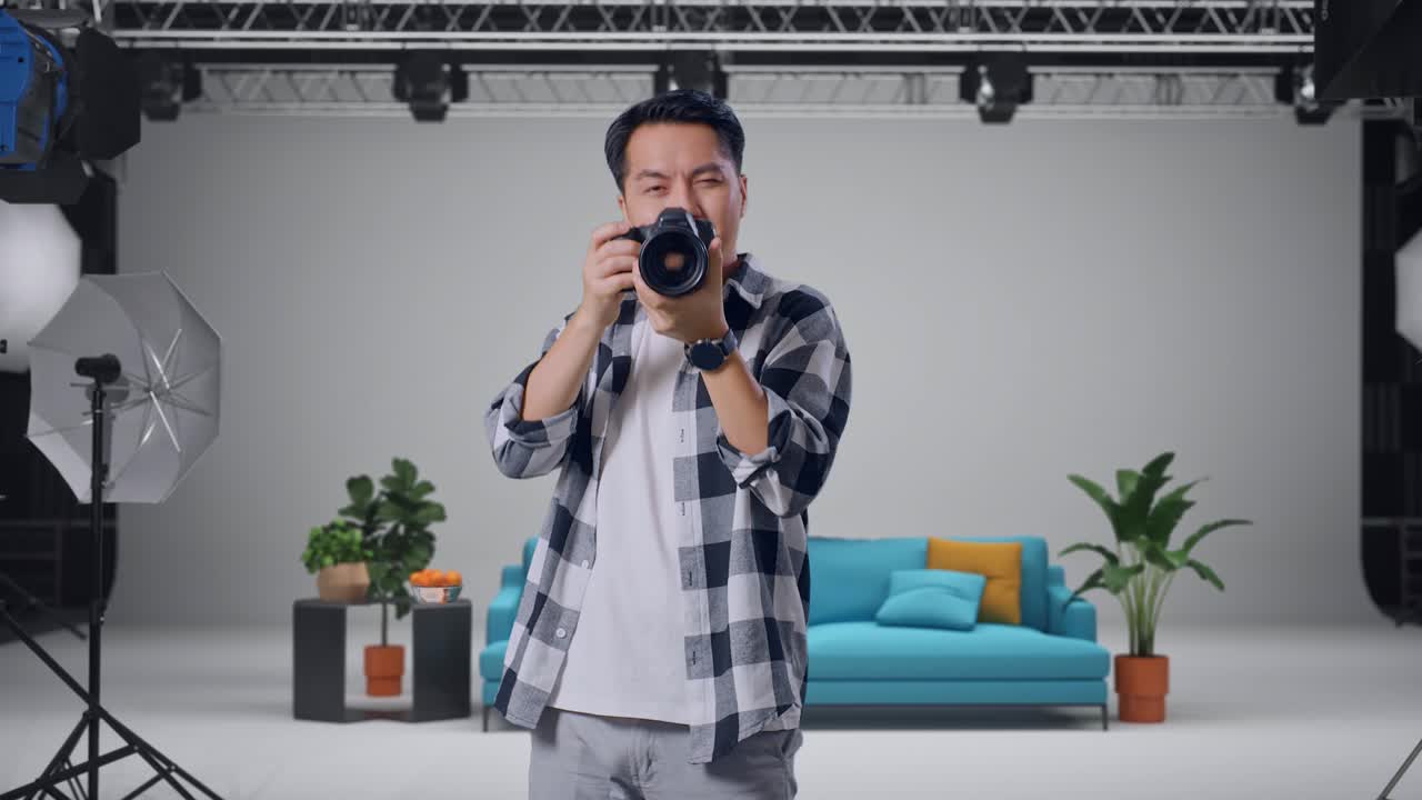 스튜디오에서 카메라를 들고 있는 사진작가