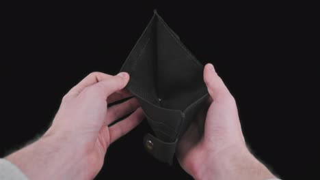 las manos masculinas muestran una billetera negra vacía sin dinero en el canal alfa