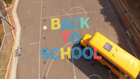 animación del texto de regreso a la escuela sobre el autobús escolar y los escolares