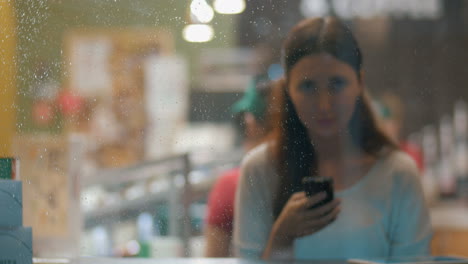 Junge-Frau-Tippt-Im-Café-SMS-Auf-Dem-Handy