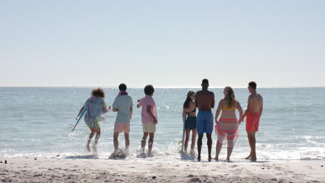 Un-Grupo-Diverso-De-Amigos-Disfruta-De-Un-Día-En-La-Playa,-Con-Espacio-Para-Copiar.