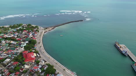 Virac-En-El-Centro-De-Catanduanes,-Filipinas-Con-Costa,-Muelle-Y-Barcos,-Vista-Aérea