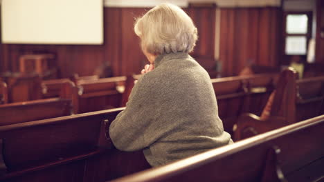 oración, iglesia y mujer mayor cristiana