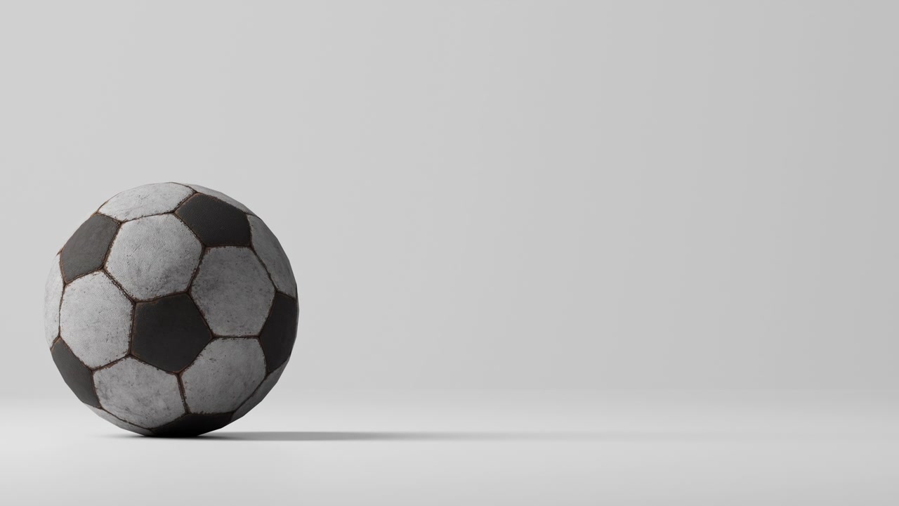 Pallone da calcio logoro che rimbalza verso il bordo dell'inquadratura