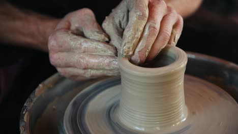 el ceramista utiliza la rueda del alfarero y crea un producto de arcilla hecho a mano