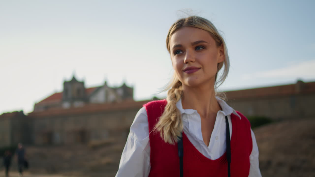 미소 짓는 여자가 아름다운 자연을 클로즈업으로 사진 찍는 것을 즐긴다. 혼자 여행하는 소녀