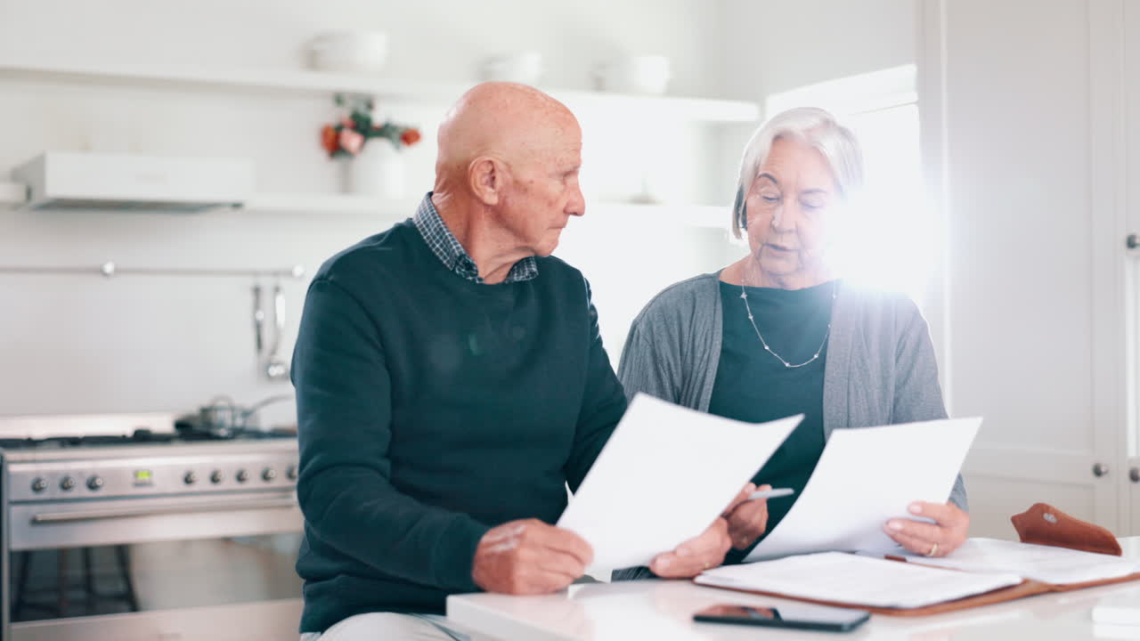 pareja de ancianos, estrés con facturas y documentos
