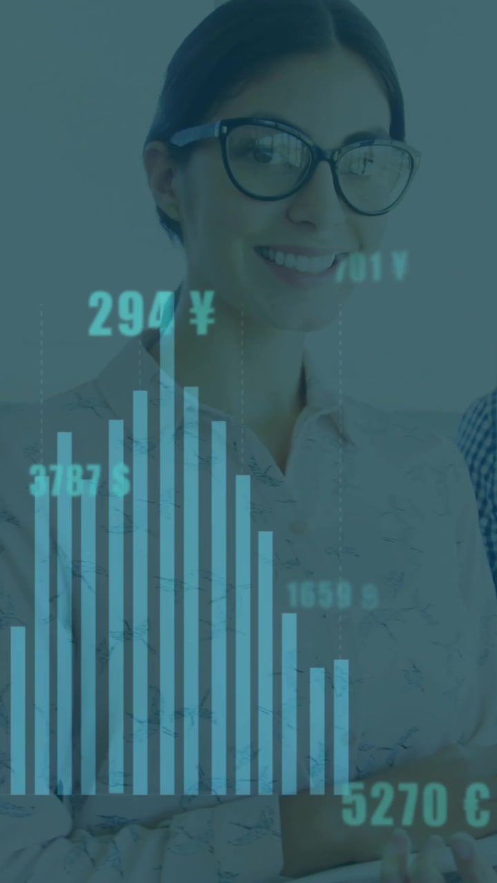 Animazione di numeri che cambiano, grafici, simboli di valuta e diversi colleghi che analizzano rapporti