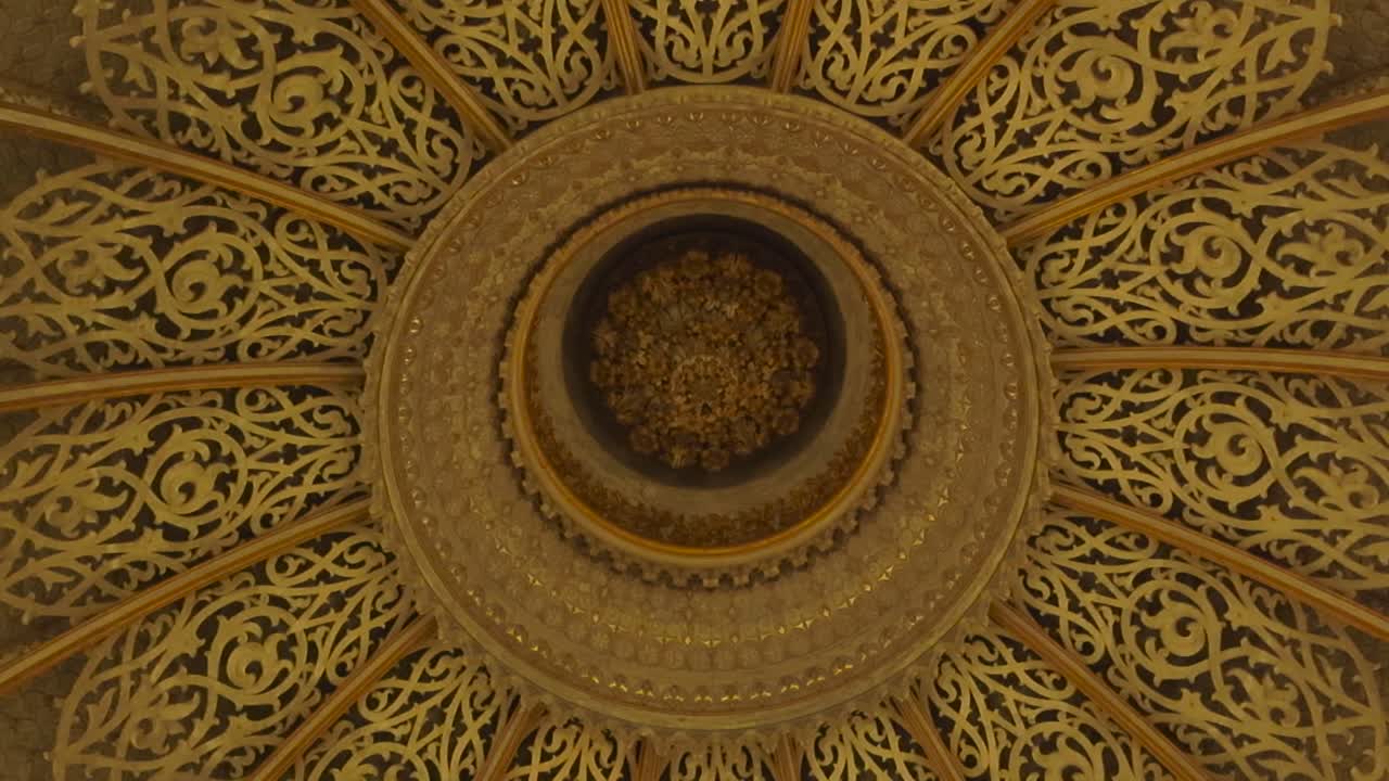 Monserrate Sarayı’nın içindeki zengin işlemeli kubbeli tavana doğru yavaşça dönen bir bakış açısı, dingin bir iç mekanda karmaşık altın desenleri ve tarihi mimari işçiliği ortaya koyuyor