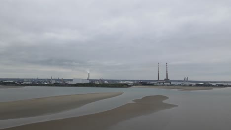 Centrales-Eléctricas-Poolbeg-Y-La-Bahía-De-Dublín-Desde-La-Playa-De-Sandmount-Strand-En-Dublín,-Irlanda