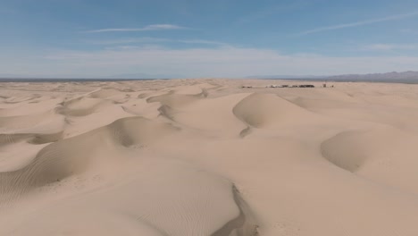 off road dreamland, imágenes aéreas de dunas de arena en el desierto de california