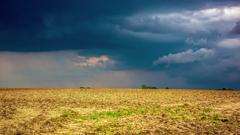 Dunkle,-Bedrohliche-Sturmwolken-Schließen-Den-Himmel-über-Einem-Feld