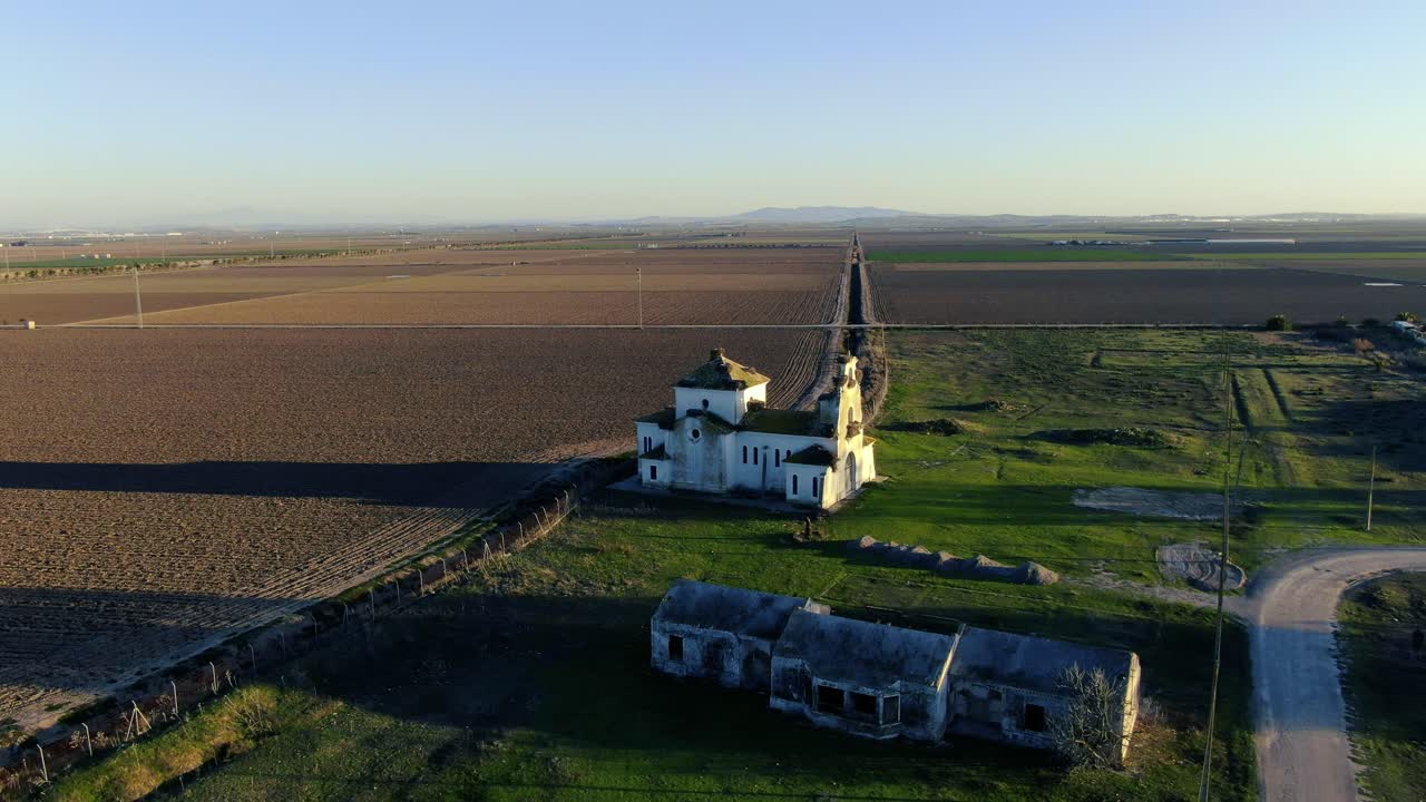 라 세누엘라 (la señuela) 의 수도원의 드론 영상으로 주변 농업 풍경을 보여줍니다.