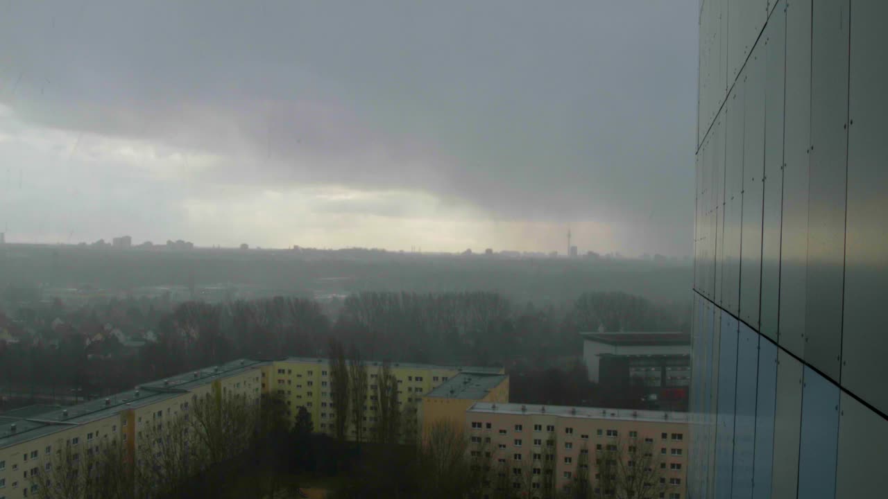 회색 구름이 있는 부분적으로 맑은 스카이라인의 공중 전망 시간 경과