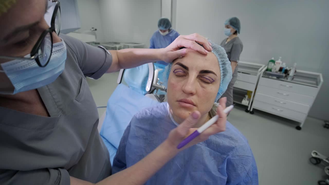 operación de cirugía plástica de blefaroplastia, centrada en el rejuvenecimiento y la modificación de la región del ojo.