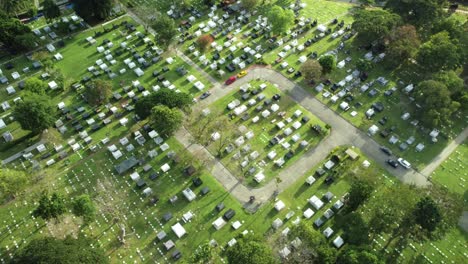 tomada de un avión no tripulado de un cementerio conmemorativo con un coche conduciendo en filipinas