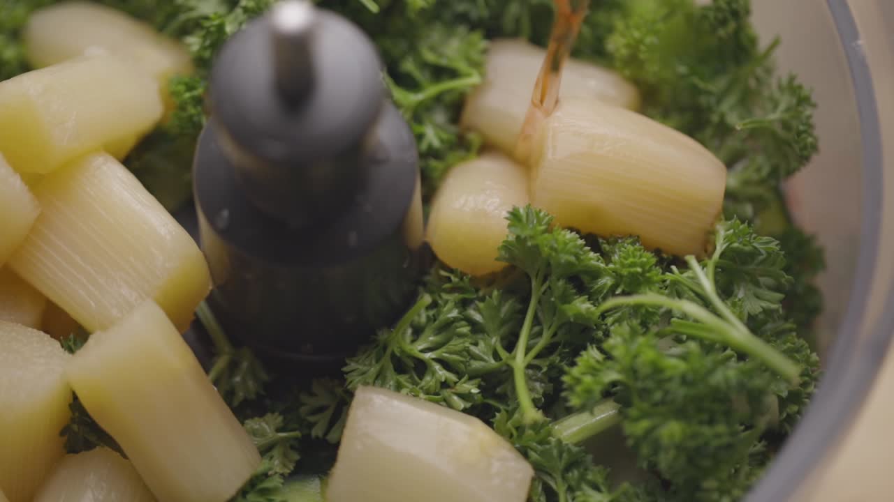 vierte el jarabe en la licuadora