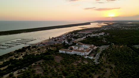 Farbenfroher-Sonnenuntergang-über-Dem-Hafen-Marina-El-Rompido,-Garten-Playanatural-Hotel-Und-Spa-Umgeben-Von-Regenschirm-kiefernwald-Und-Küstenlinie-Des-Flusses-Piedras,-Der-In-Den-Atlantik-Mündet