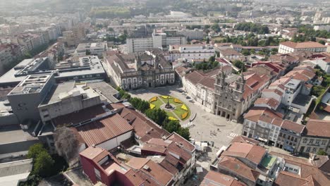 Plaza-Largo-Carlos-De-Amarante-Rodeada-Por-La-Iglesia-Igreja-Do-Hospital-Y-La-Iglesia-De-La-Santa-Cruz,-Braga,-Portugal